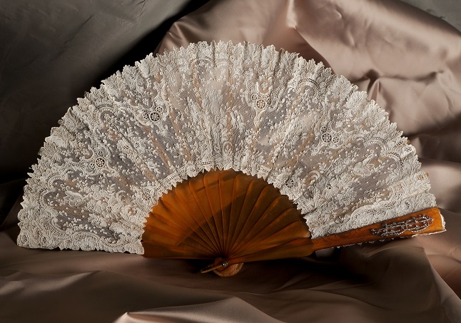 Éventail, écaille blonde, brillants sur argent et lin, dentelle à l'aiguille, Point d'Alençon, vers 1890. 
