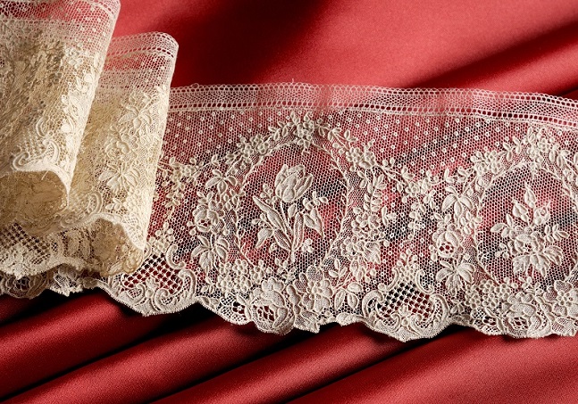 Volant appartenant à une parure de mariage, motifs de roses et de tulipes, lin, dentelle à l'aiguille, Point d'Alençon, XIXe siècle. 